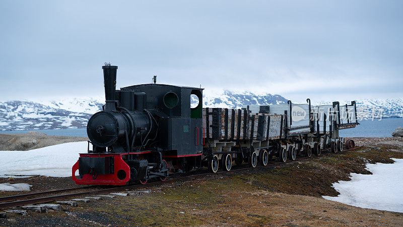 斯匹次卑尔根群岛的风景和古老的蒸汽火车