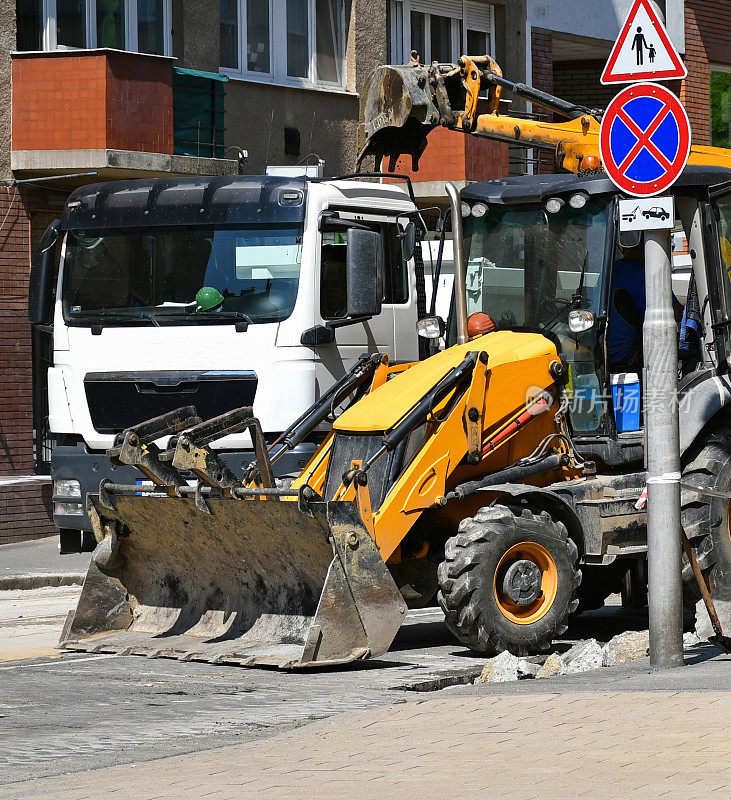 挖掘机站在道路施工处