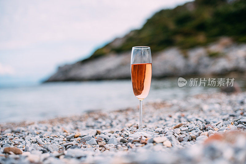 在海滩上喝一杯玫瑰葡萄酒