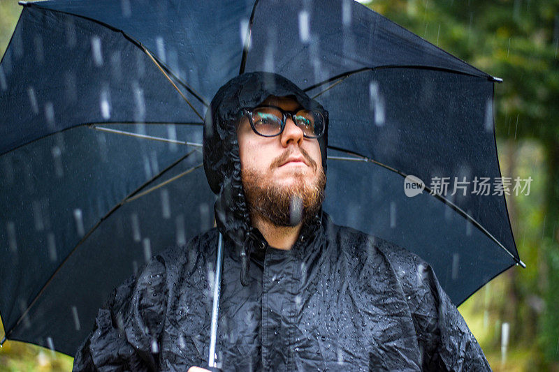 带着雨伞和斗篷穿过树林——被雨淋了