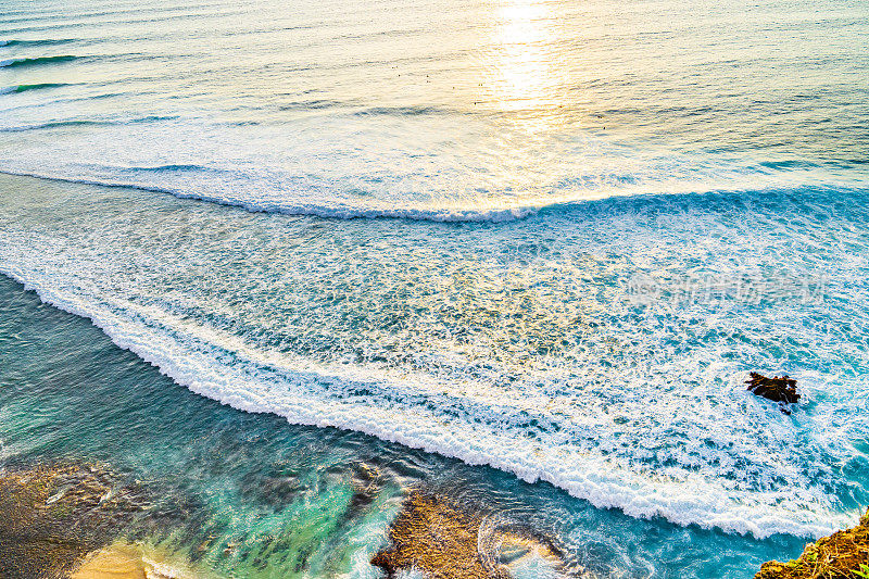 巨大的海浪冲击着珊瑚礁和多岩石的海滩。从以上观点。