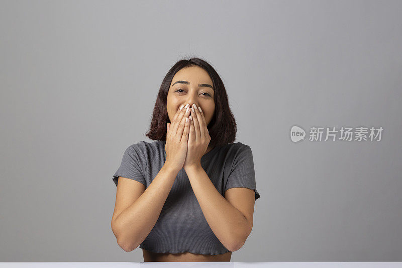 一幅激动的女人用手捂着脸的肖像。