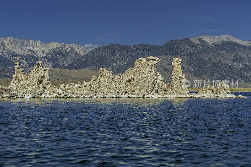加利福尼亚的莫诺湖，有凝灰岩塔或凝灰岩柱。背景是内华达山脉。莫诺盆地国家风景名胜区，莫诺湖凝灰岩国家保护区。加州。