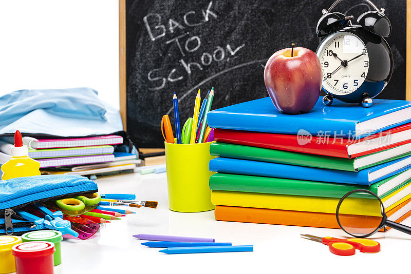 回到学校:在白色的背景下拍摄彩色的学校用品。