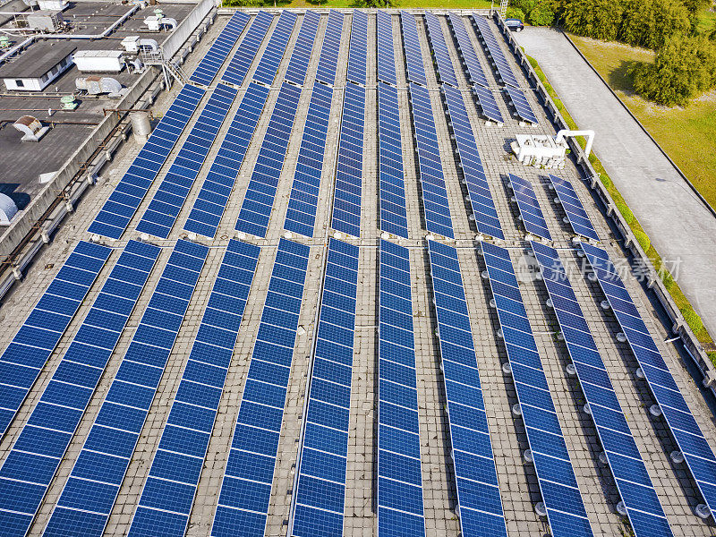 太阳能电池板安装在工厂屋顶
