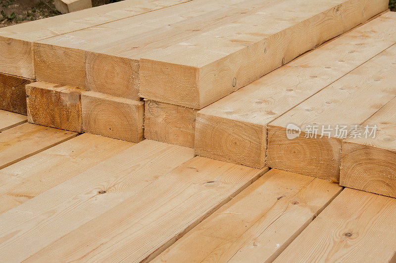 堆积木梁。特写大木板。用于房屋建造的方形截面的堆叠木梁