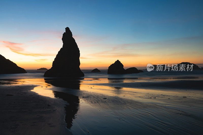 风景秀丽的Bandon海滩景观与岩石形成的剪影黄昏在美国俄勒冈州