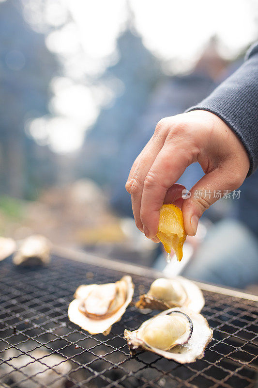 挤柠檬汁烤牡蛎烧烤