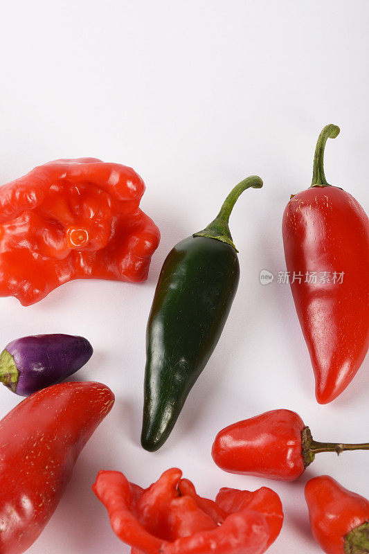 红辣椒混合在白色的背景，红辣椒，青辣椒，红辣椒，墨西哥胡椒