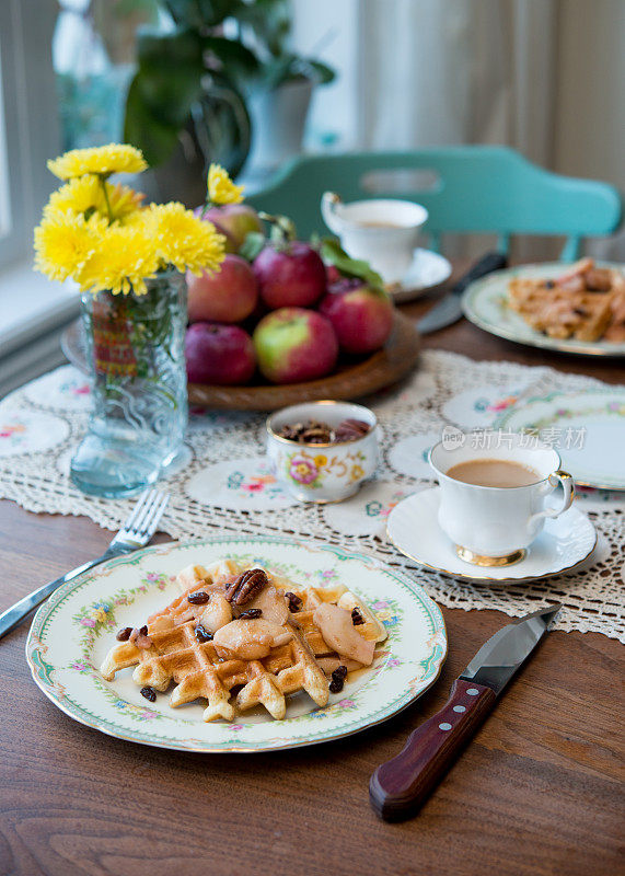 早餐餐桌上，古老的骨瓷盘子上放着干蔓越莓华夫饼