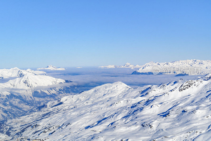 法国阿尔卑斯山的冬季全景在雪山高处