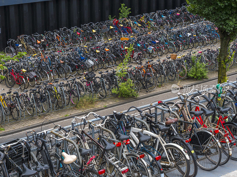 阿姆斯特丹停放的自行车