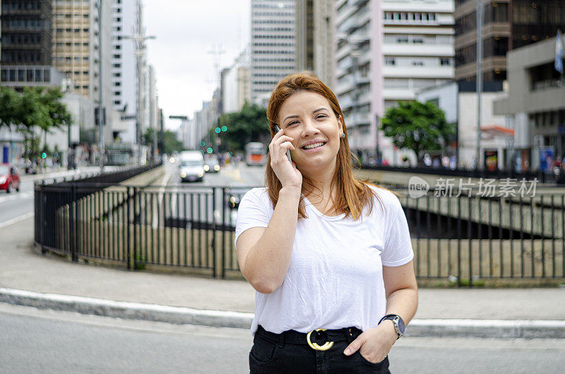 美丽的年轻女子在保利斯塔大道，圣保罗，巴西。