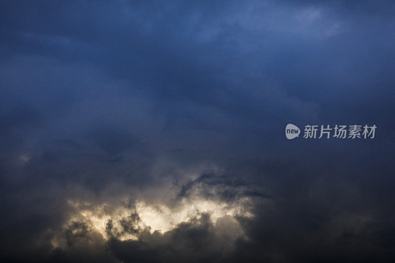即将到来的风暴划过金色天空的戏剧性场面