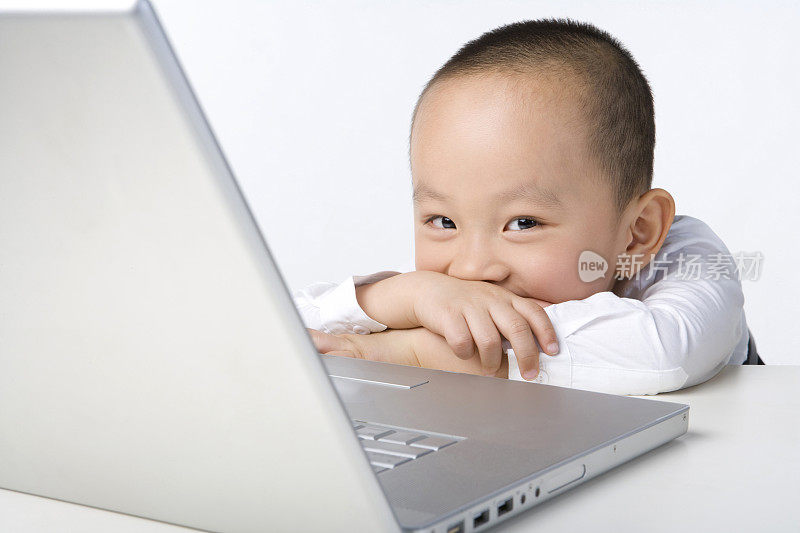 小男孩用笔记本电脑上网