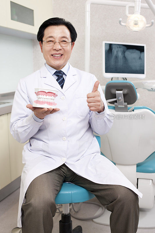 牙医在牙科诊所