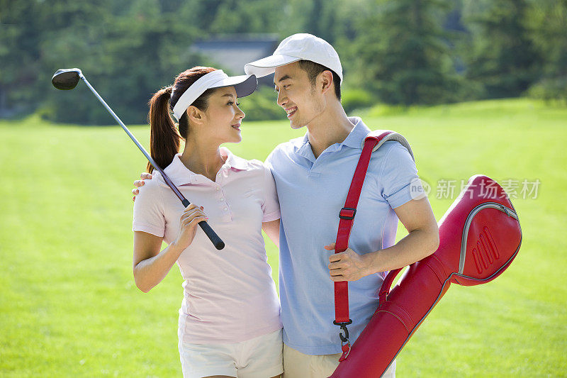 年轻情侣去打高尔夫球