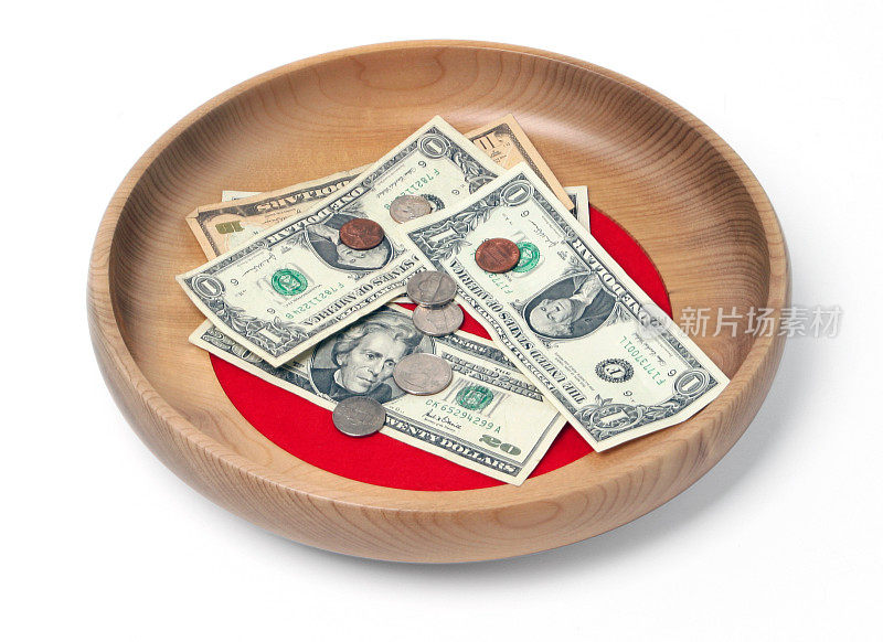 装有纸币和硬币的木制供盘