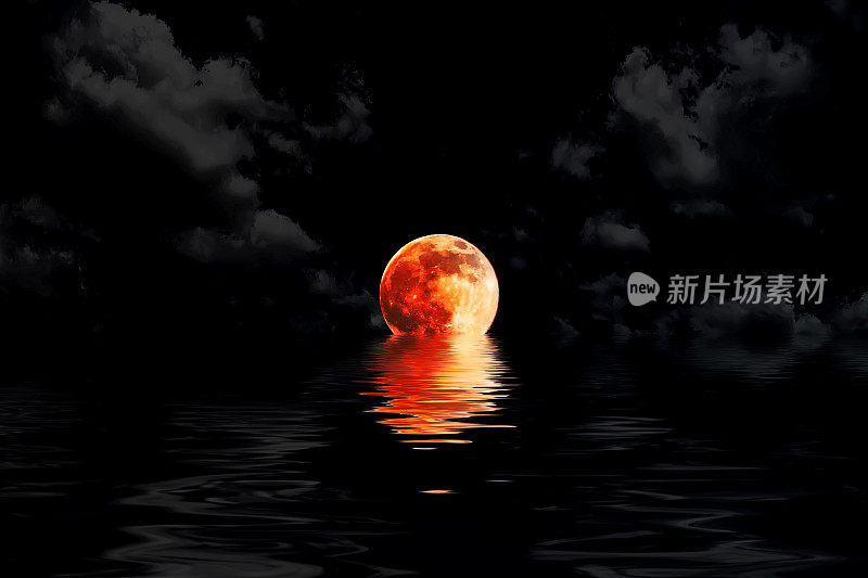 暗红色的满月在云与水的倒影