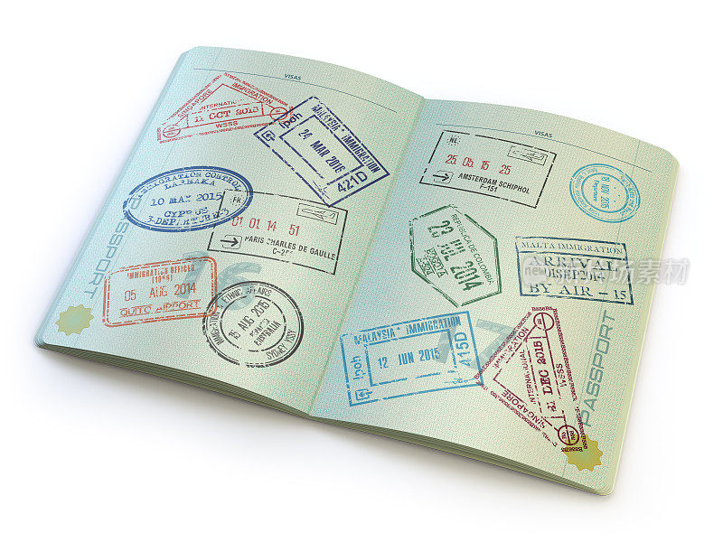 打开的护照页上有签证章
