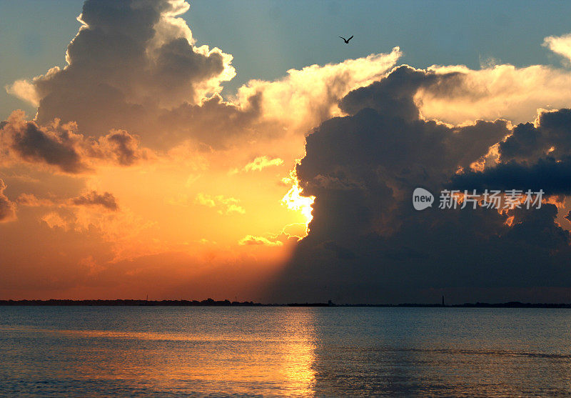 海上日出