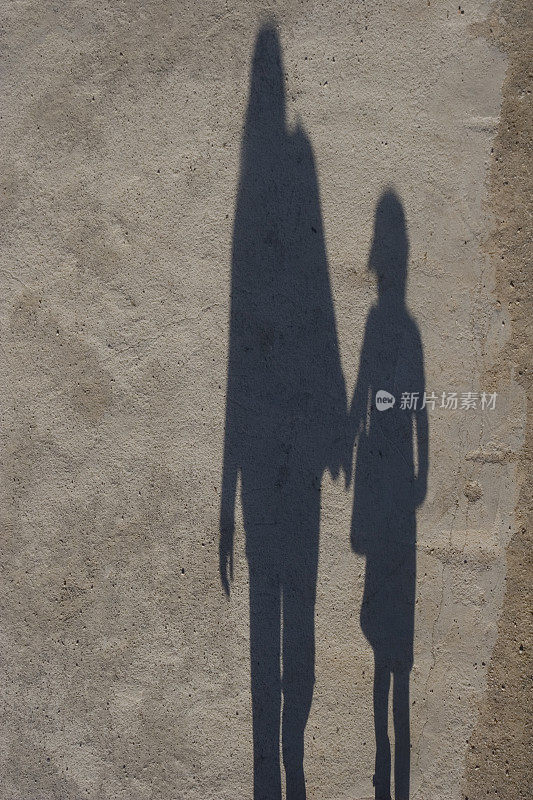 母亲和女儿的影子