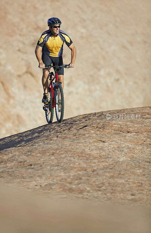 骑车人在犹他州摩押的岩石小径上骑山地车