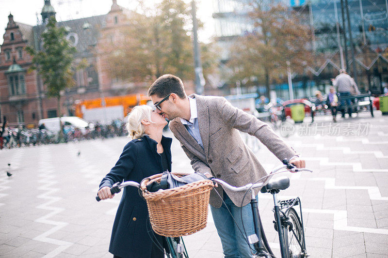 一对相爱的夫妇在享受骑自行车的乐趣