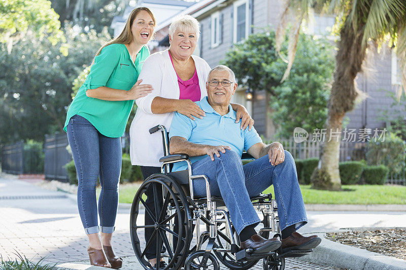 老人，坐轮椅的男人，还有成年女儿