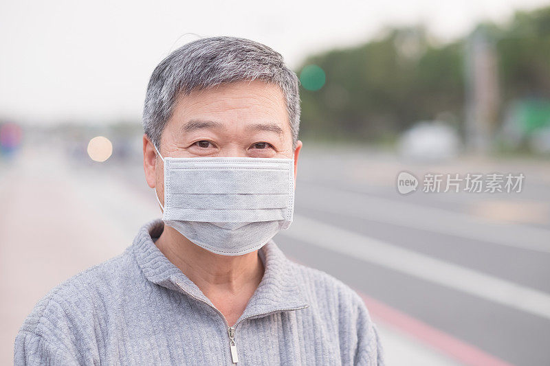 有空气污染的老人