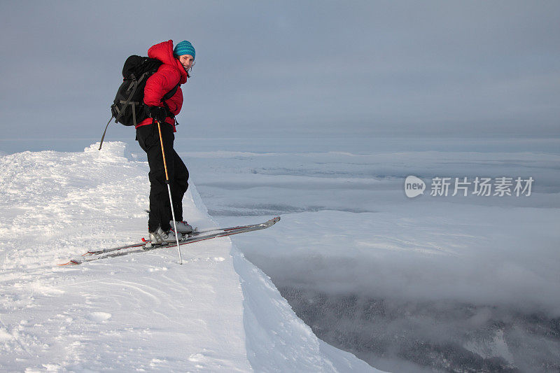 山顶上的滑雪者