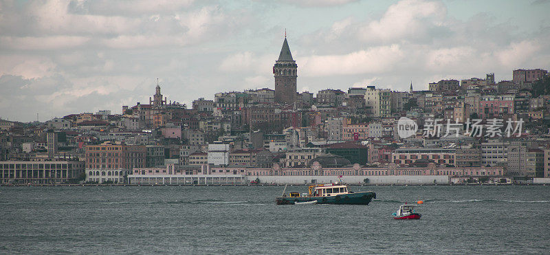 船只在博斯普鲁斯海峡加拉塔前，土耳其伊斯坦布尔