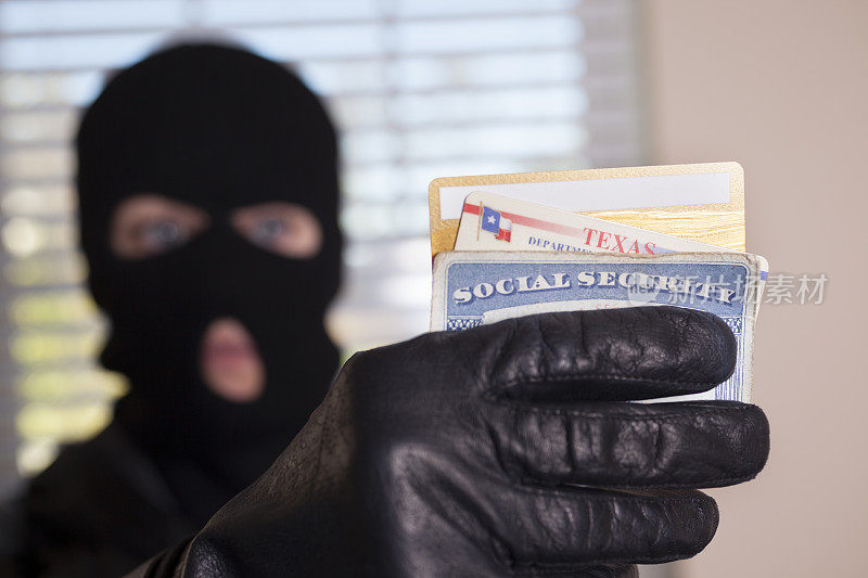 犯罪:蒙面小偷偷身份证。