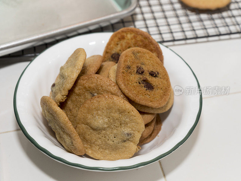 在厨房柜台上的碗里的巧克力饼干在家烘焙