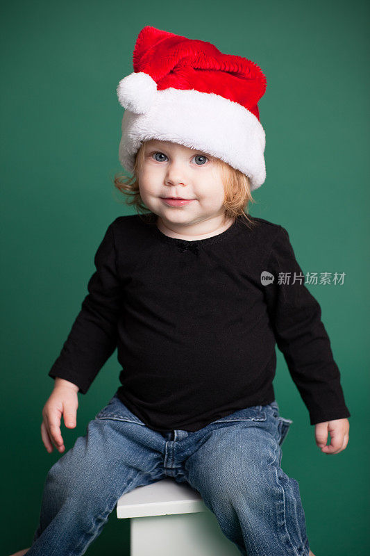 可爱的小孩戴着圣诞帽
