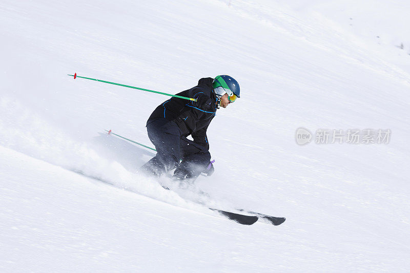 男子滑雪者滑雪雕刻技术在高速