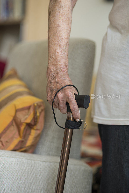 成熟的女人手拿木棍