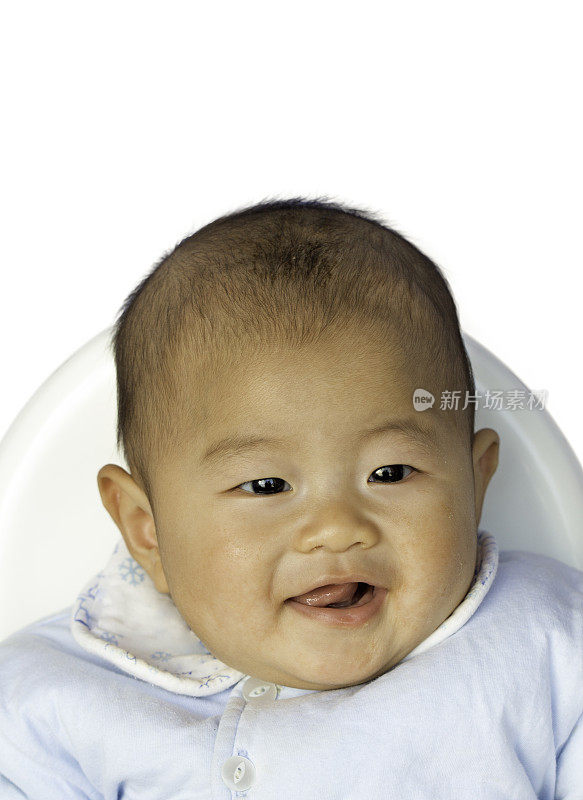可爱的宝宝在餐椅上张大嘴巴，开心地笑了