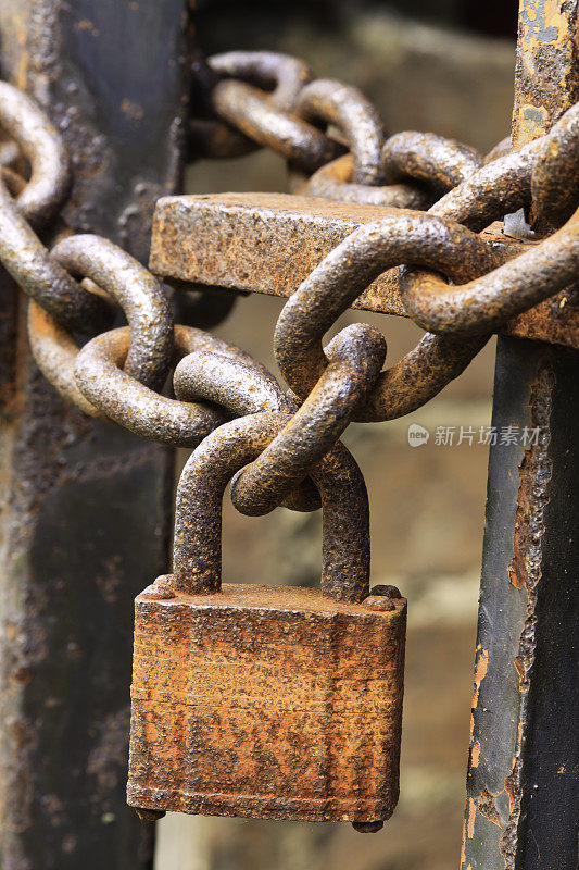生锈的旧挂锁，链条和大门