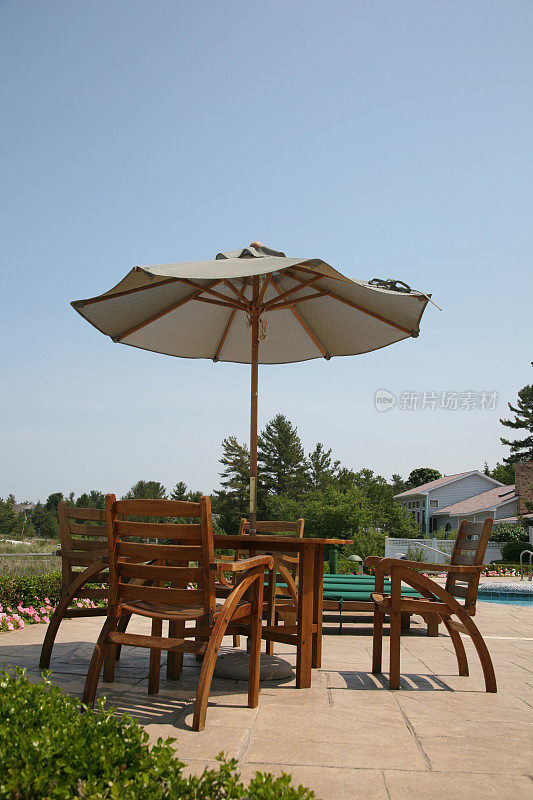 露台家具设置在一个海滩的家