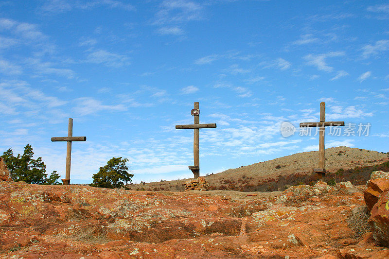宗教:山上的三个十字架