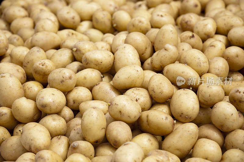 户外农贸市场的新鲜土豆