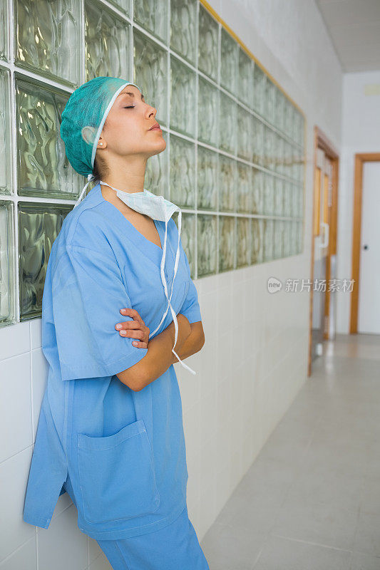 想象着女外科医生一边折叠一边靠在走廊的墙上
