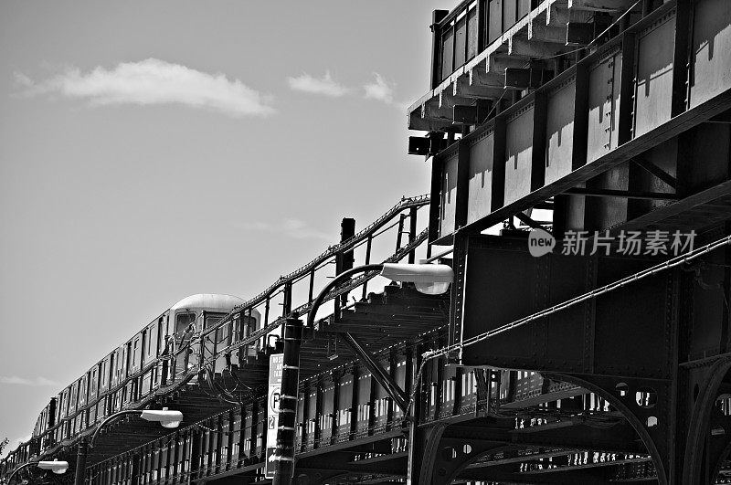 纽约市的黑白高架地铁接近