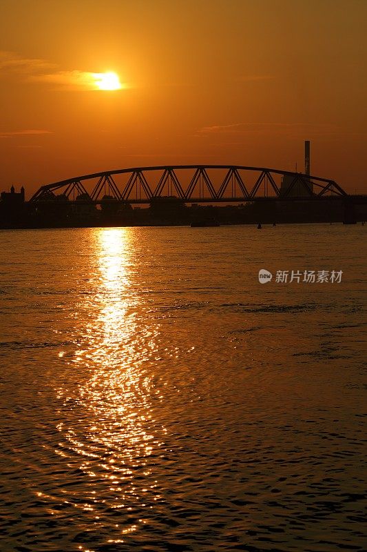 夕阳中的奈梅亨铁路桥