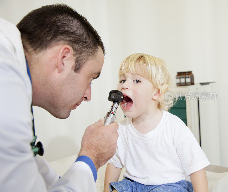 儿科医生检查孩子的喉咙
