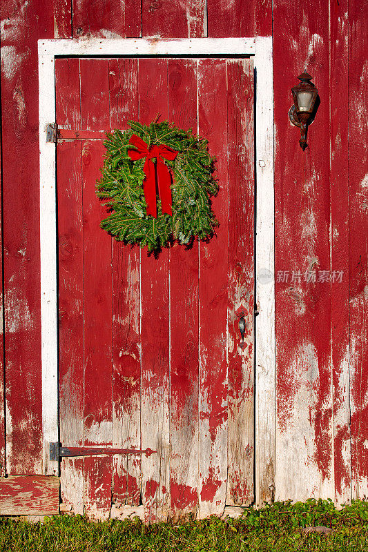 红色的谷仓门和圣诞花环