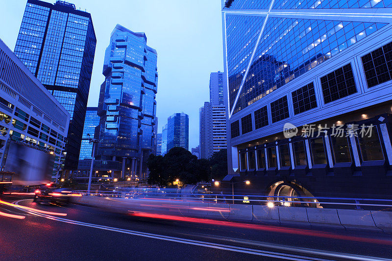 香港城夜深，车灯步道