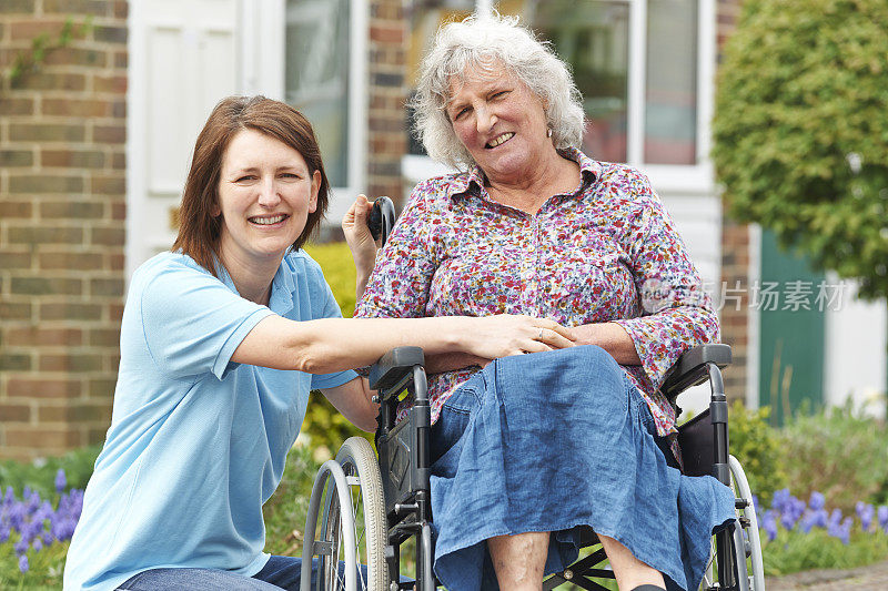 护工和坐轮椅的老年妇女
