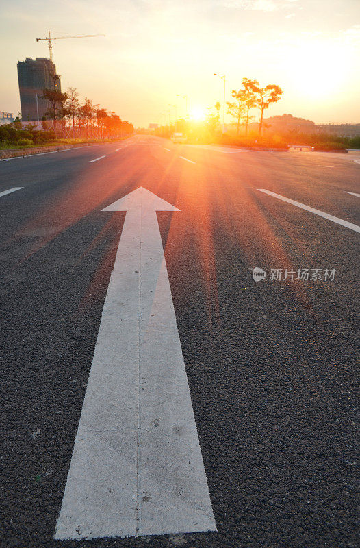 柏油路与箭头前进